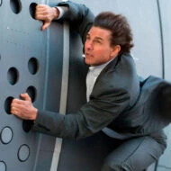 Escena de Tom Cruise en el helicoptero en la película Misión Imposible 8