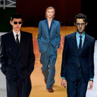 Esta es la camisa que tienes que vestir con tu traje azul (según los últimos desfiles de moda masculina) combinar camisa para traje azul