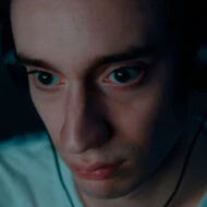 el actor Théodore Pellerin en la película Incels de 2019