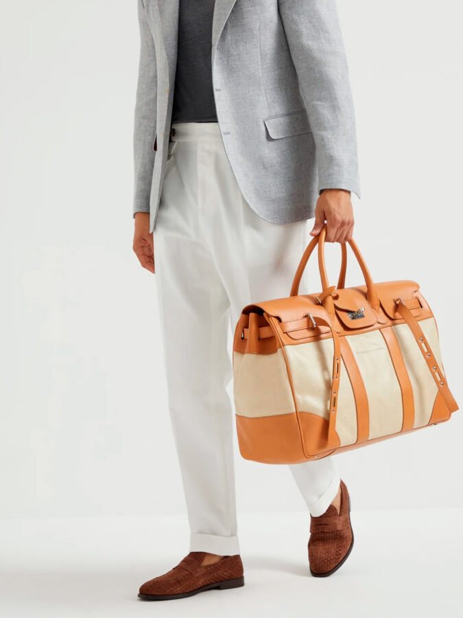 Modelo con bolso de Brunello Cucinelli