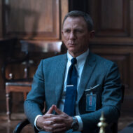 Daniel Craig como James Bond en Sin tiempo para morir con un reloj Omega