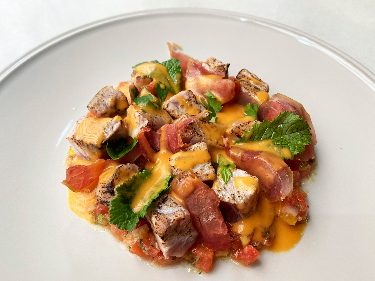 Plato de BONITO CON TOMATE del restaurante Casa Mortero
