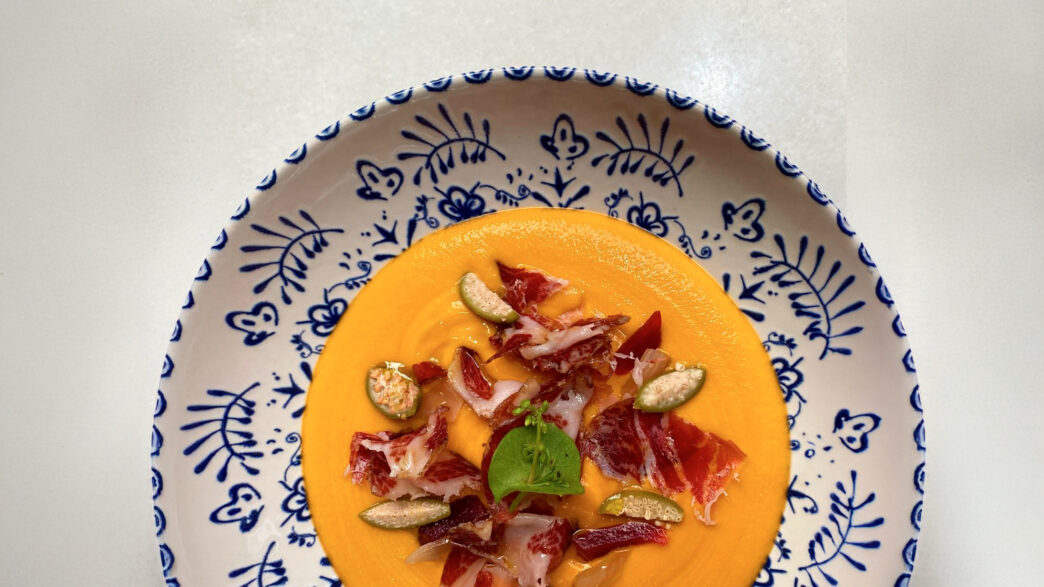 Plato de salmorejo casero del restaurante Casa Mortero de Madrid