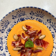 Plato de salmorejo casero del restaurante Casa Mortero de Madrid