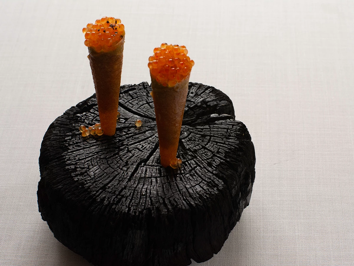 Plato de Cono de tartar de trucha con sus huevas y emulsión de cebollino del restaurante Molino de Alcuneza