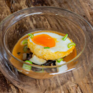 Plato de Ramen de ajonegro manchego con setas y huevo poché del restaurante Molino de Alcuneza