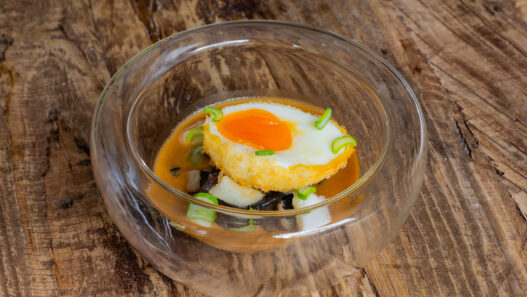 Plato de Ramen de ajonegro manchego con setas y huevo poché del restaurante Molino de Alcuneza