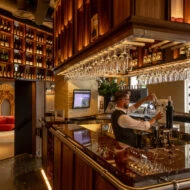 Barra de la vinoteca bar Maestro en Sevilla