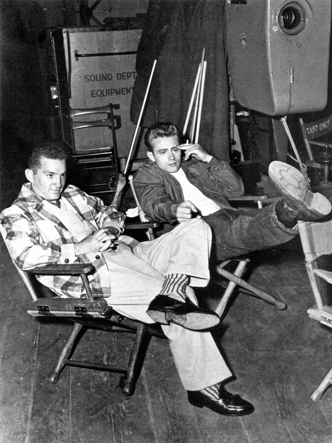 James Dean y Nick Adams en el set de "Rebelde sin causa" (1955)