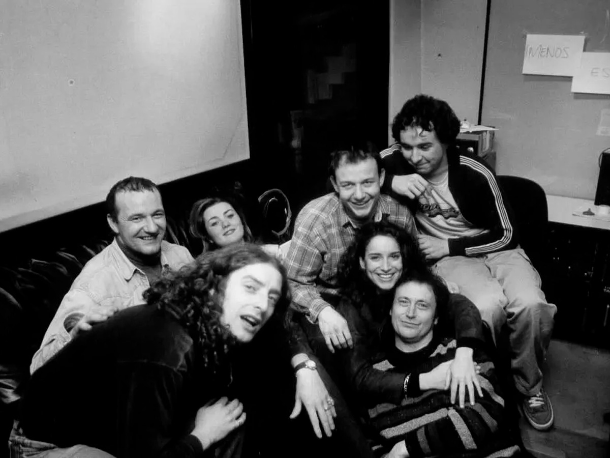 Los integrantes del grupo La Oreja de Van Gogh en el estudio grabando su primer disco "Dile al sol"