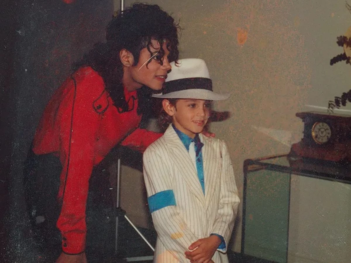 Michael Jackson con niño disfrazado del cantante