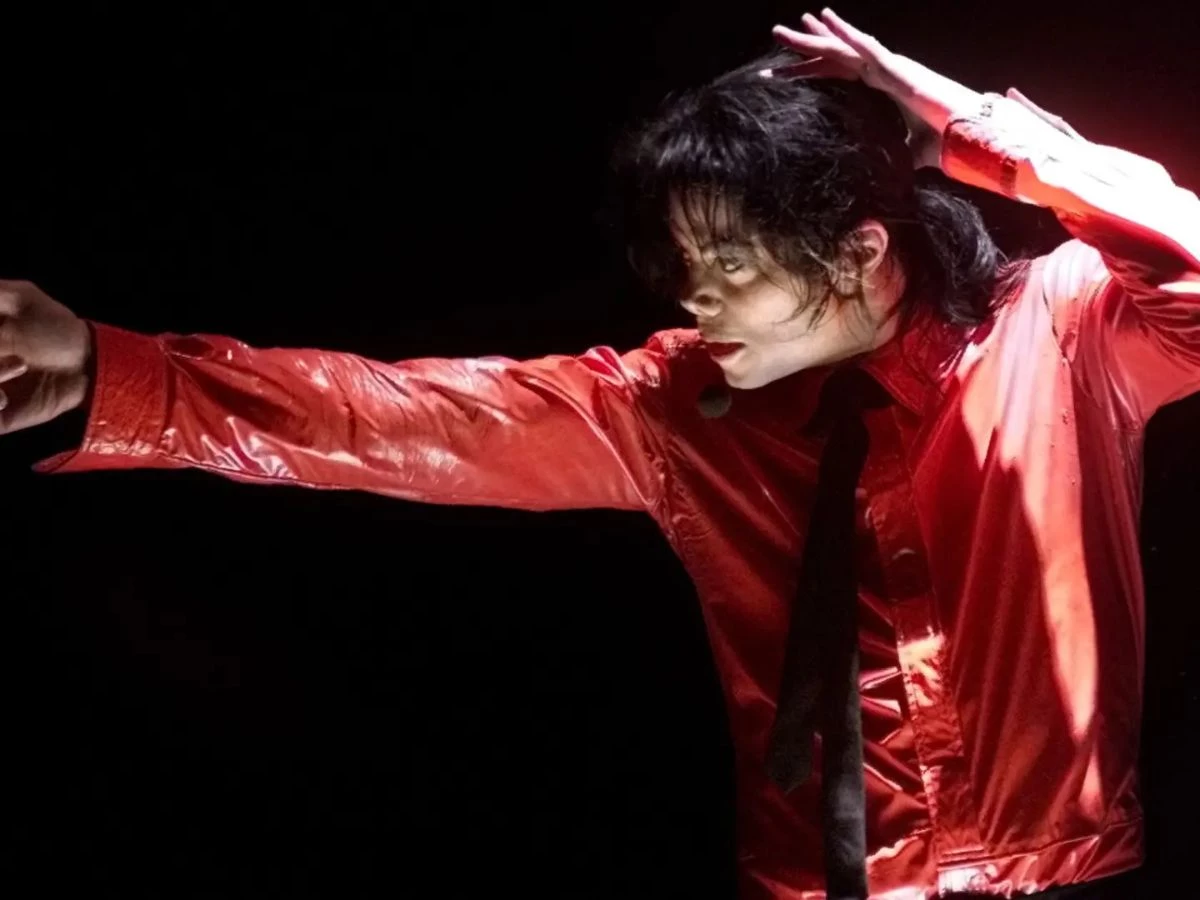 Michael Jackson con blusa roja