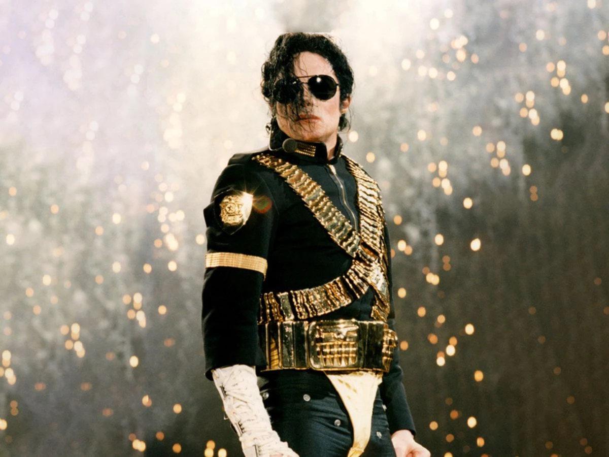 Michael Jackson con el traje chaqueta oscura y pechera dorada 