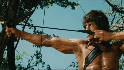 Escena de la película Rambo en la que aparece disparando con un arco