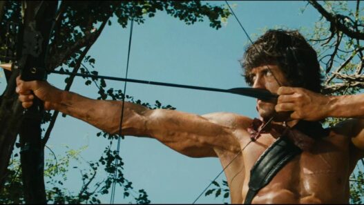 Escena de la película Rambo en la que aparece disparando con un arco