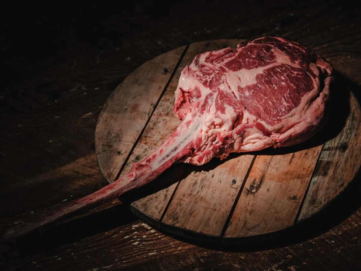Plato de carne a la piedra del restaurante Charrua en Madrid