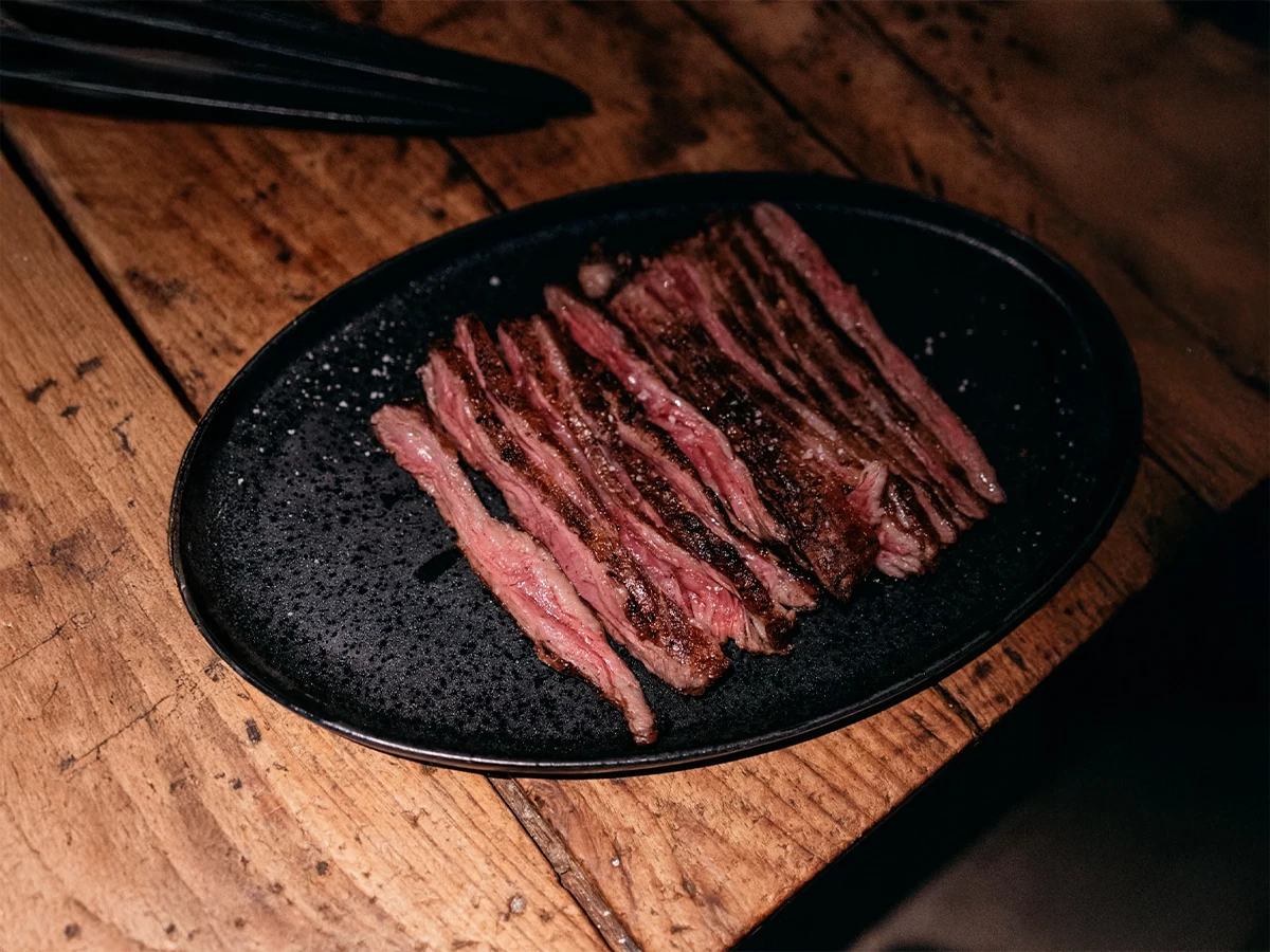 Plato de carne a la piedra del restaurante Lana en Madrid