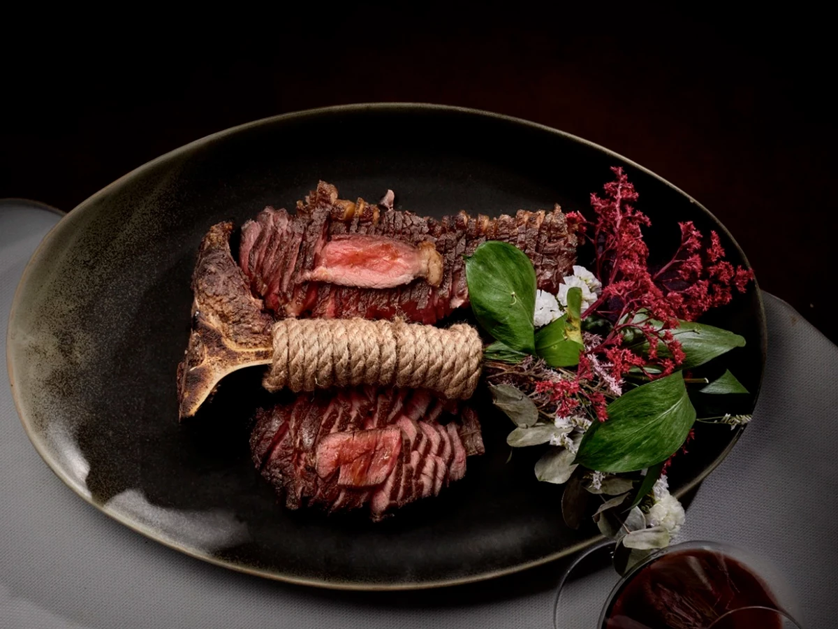Plato de carne a la piedra del restaurante Leña de Madrid