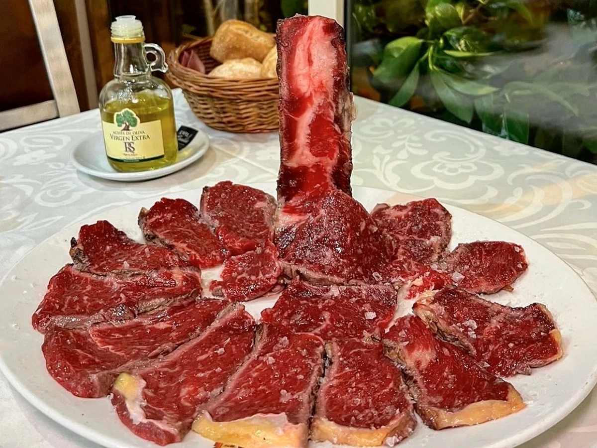 Plato de carne a la piedra del restaurante Casa Juan en Madrid