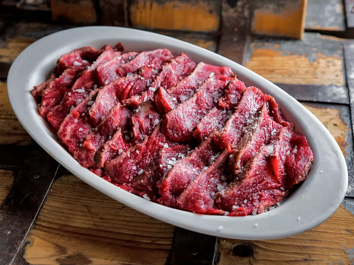 Plato de carne a la piedra del restaurante El Buey en Madrid