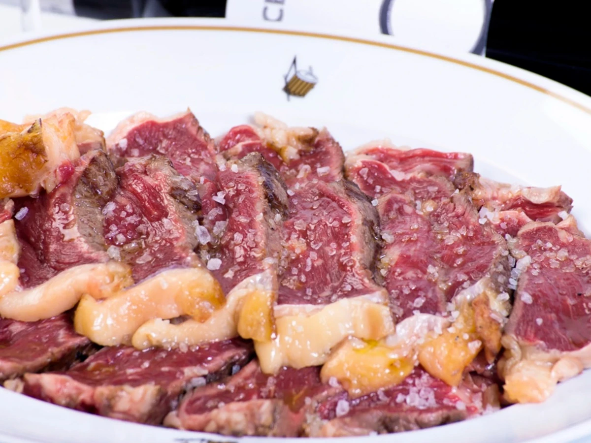 Plato de carne a la piedra del Meson Txistu en Madrid