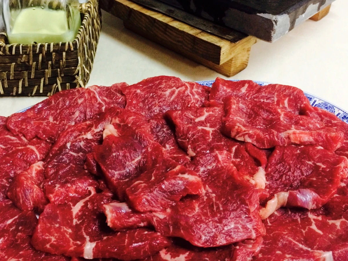 Plato de carne a la piedra del restaurante Rías Baixas en Madrid