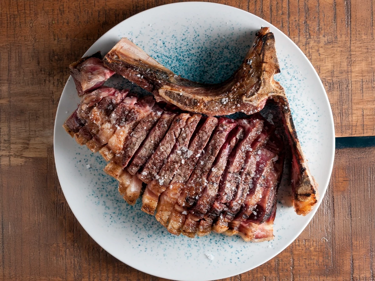 Plato de carne a la piedra del restaurante Rocacho en Madrid