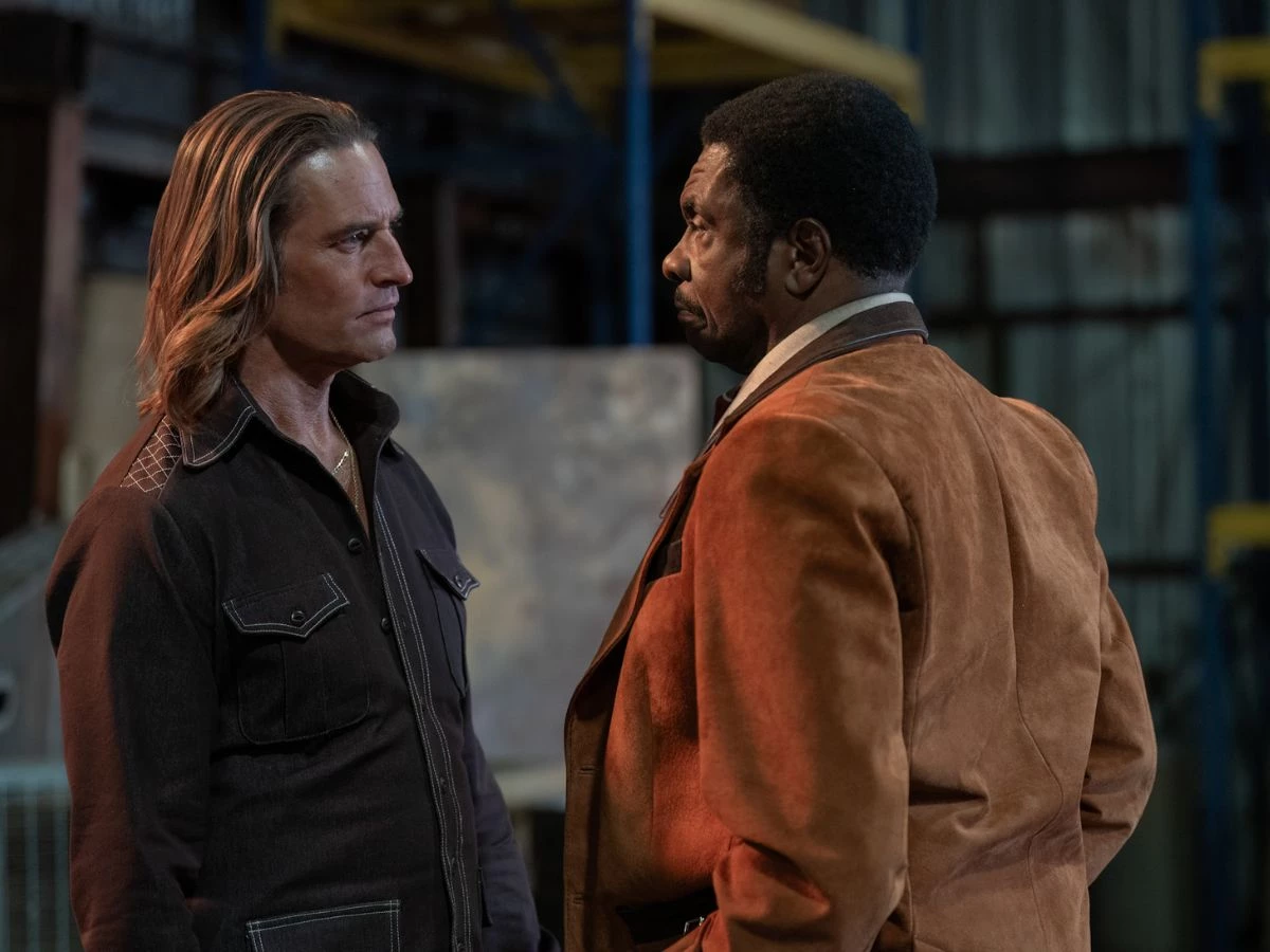 escena de la serie Duster en HBO Max en la que aparecen Jim Ellis y Keith David