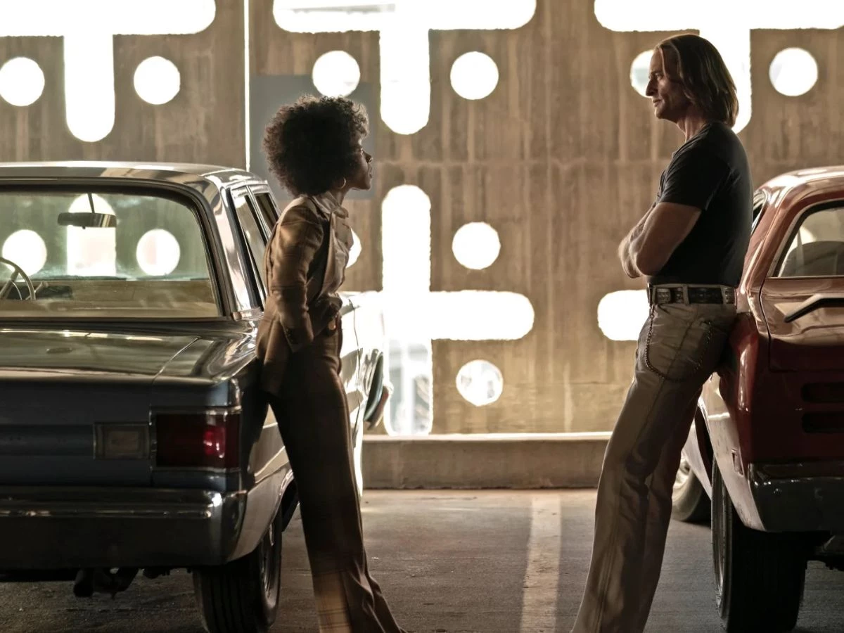 Los personajes Jim Ellis y Nina en una escena de la serie Duster HBO Max