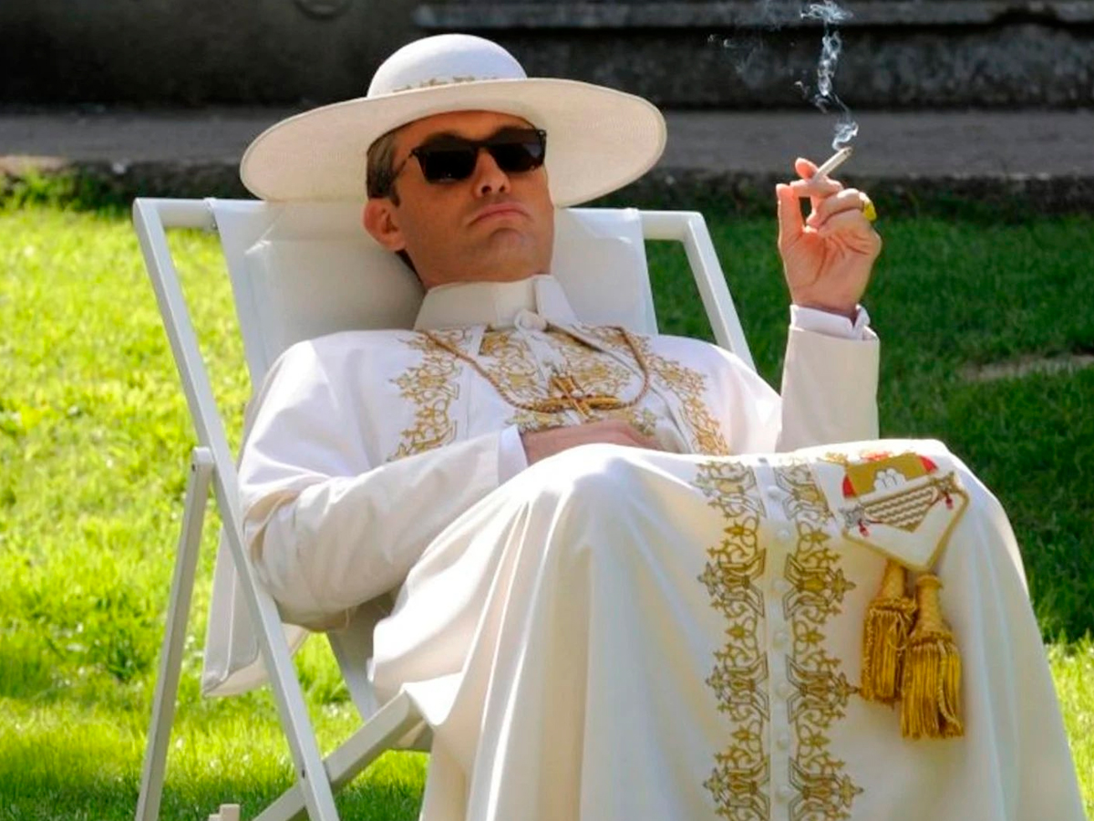 The Young Pope Papa Fumando