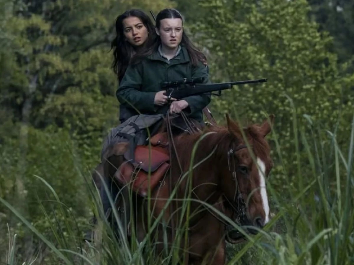 Escena de la segunda temporada de The Last of Us protagonistas a caballo