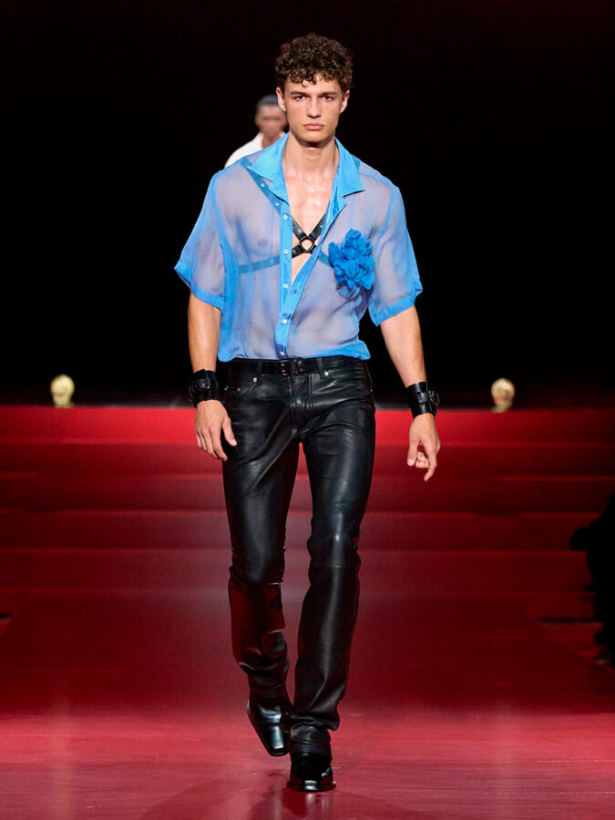Look blusa transparente desfile Dsquared 2 primavera 2025