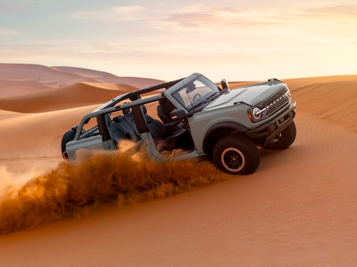 Ford Bronco todoterreno en el desierto