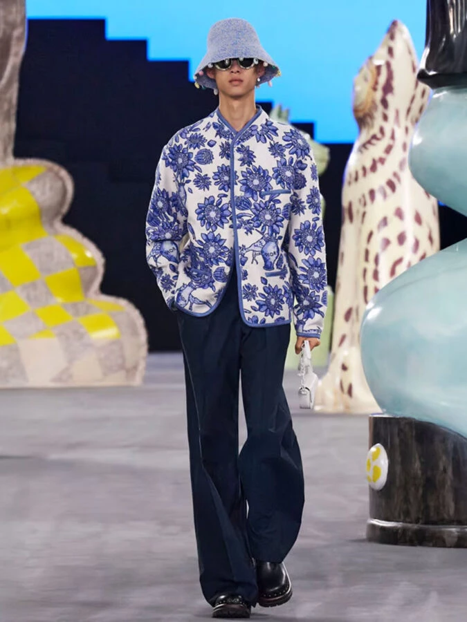 Desfile Dior hombre primavera 2025 look flores