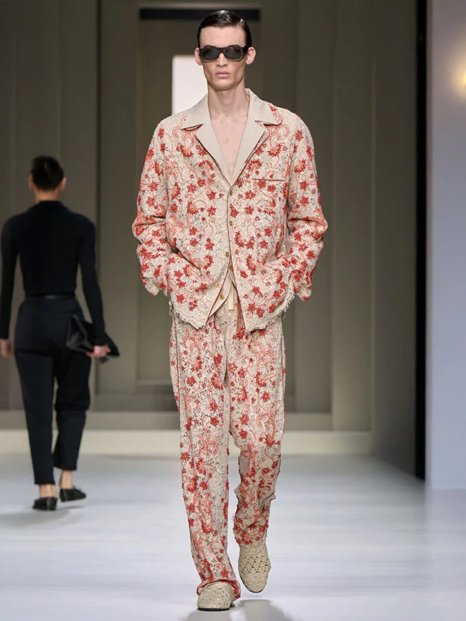 Desfile Dolce & Gabbana hombre primavera 2025 look traje estampado flores