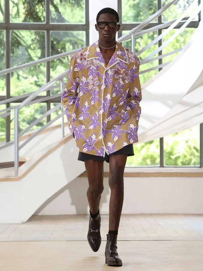 Desfile Gucci primavera 2025 look camisa de flores