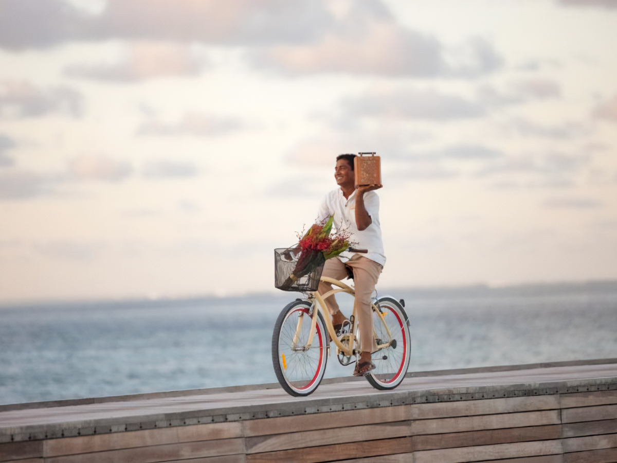 Paseo en bici por el hotel The Residence Maldivas