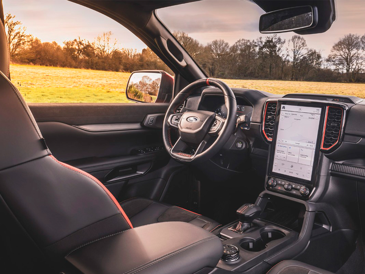 Interior del coche Ford Range Raptor todoterreno