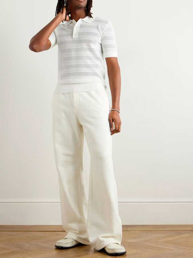 outfit polo blanco hombre con pantalones blancos