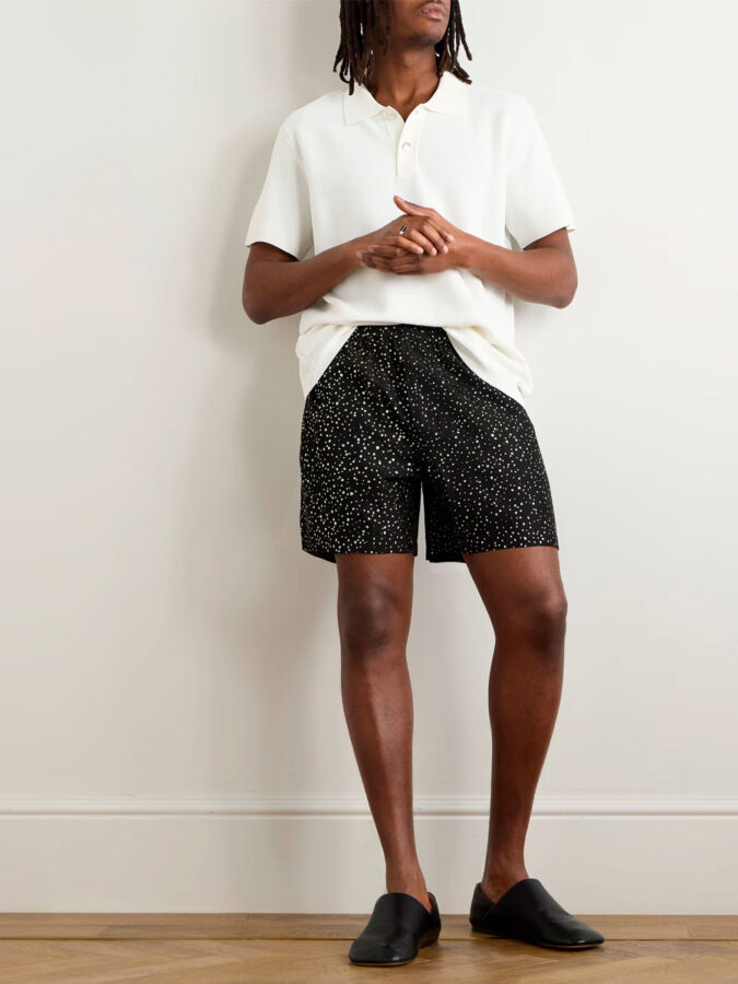outfit polo blanco de hombre con pantalones cortos