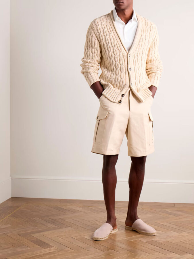 combinar polo blanco de hombre con rebeca y bermudas Loro Piana