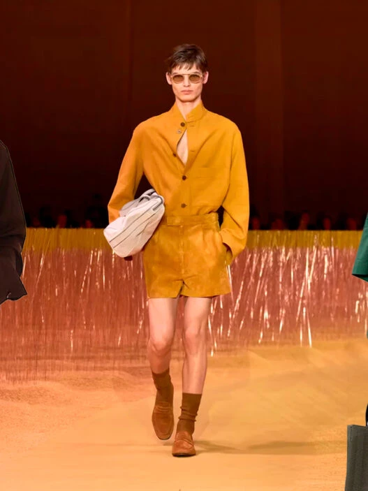 Looks de hombre para combinar los pantalones cortos y la chaqueta temporada verano 2025