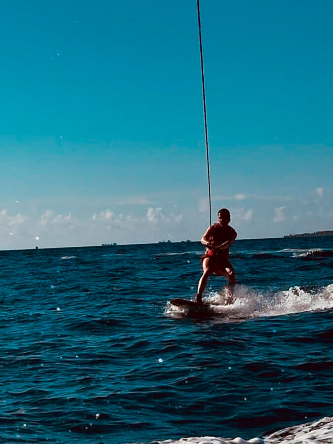 Periodista Mateo Carrasco López-Jurado haciendo wakeboard en Maldivas