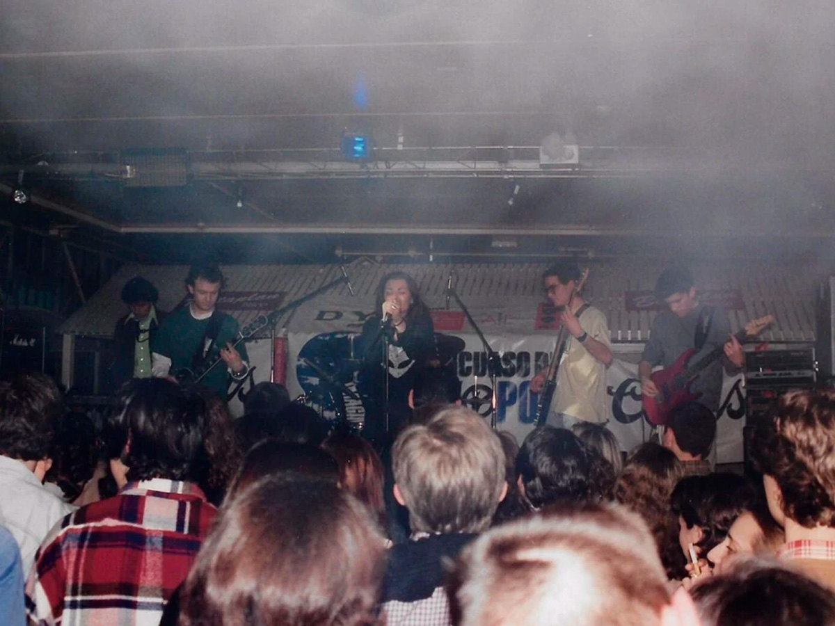 Imagen inédita de Amaia Montero cantando en un concierto en 1996