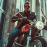 hombre de 50 años en una moto