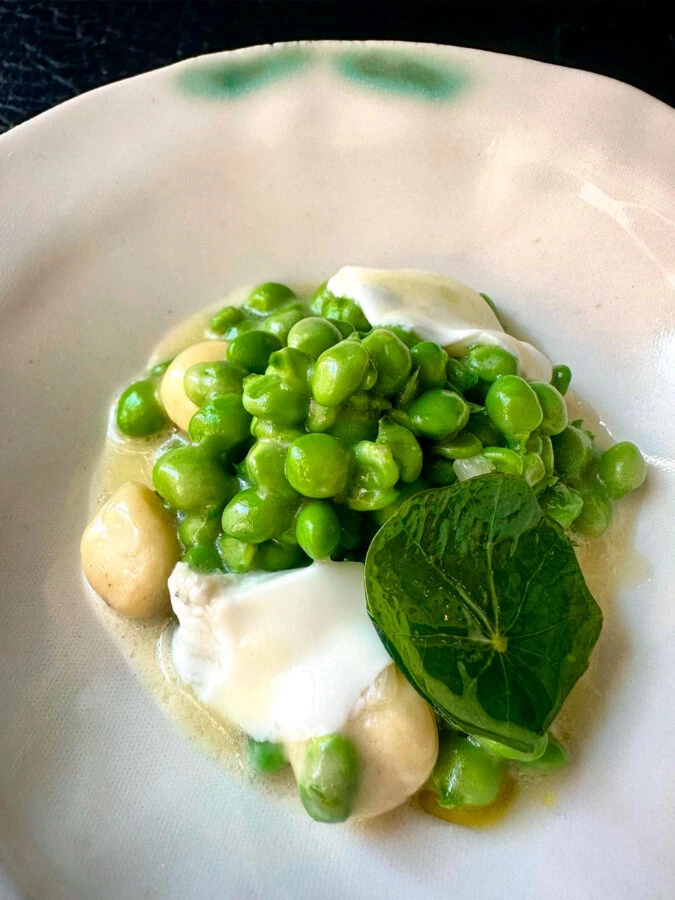 Plato de guisantes del menú degustación del restaurante Alkimia de Barcelona