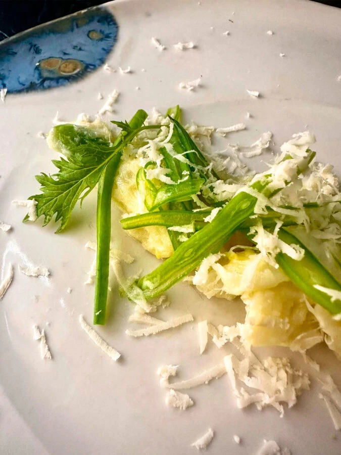 Plato de bacalao del menú degustación del restaurante Alkimia de Barcelona