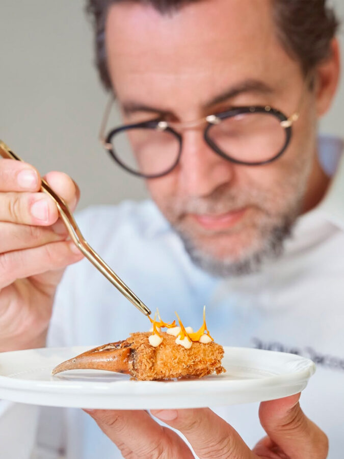 El chef Quique Dacosta preparando un plato del restaurante Deessa Menú degustación
