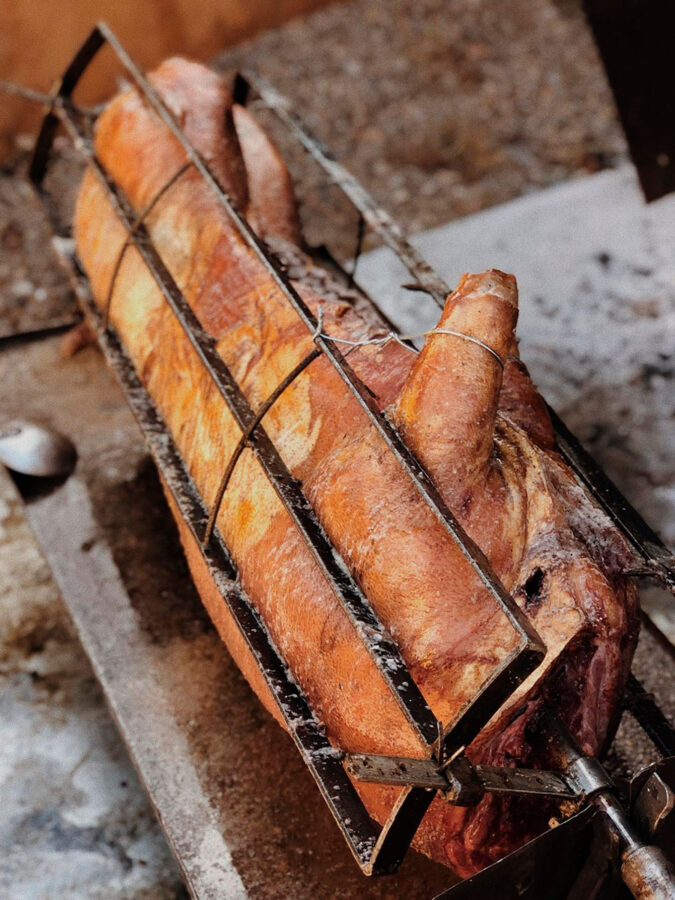 Cerdo cocinándose en el restaurante Els Casals de Sagás
