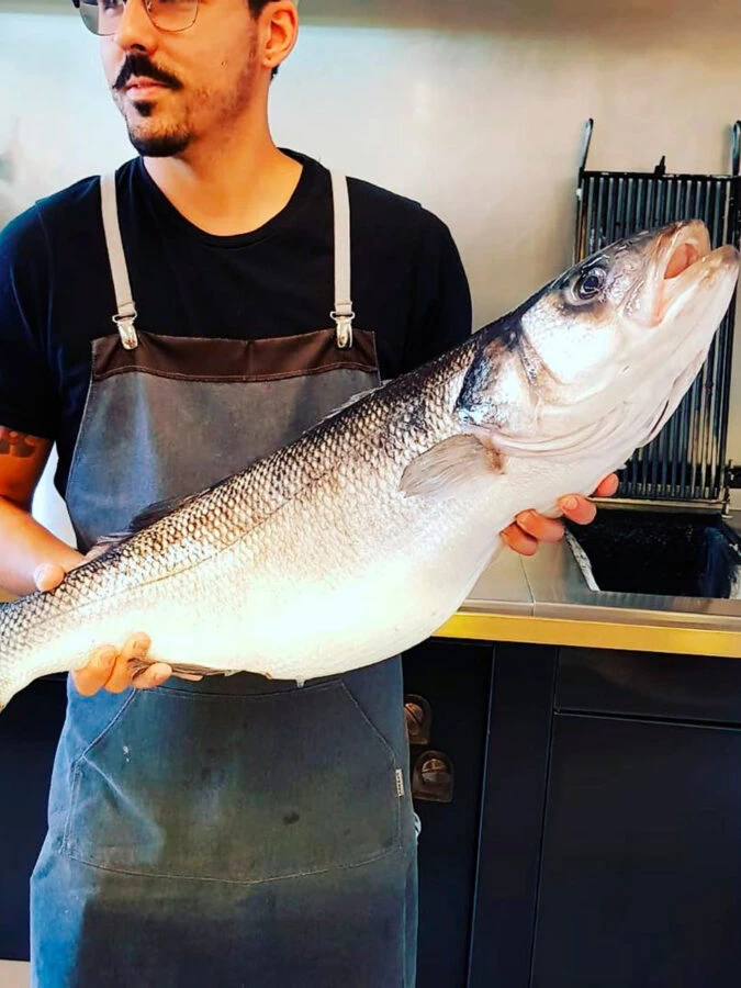 Cocinero con pescado del restaurante Els Casals de Sagás
